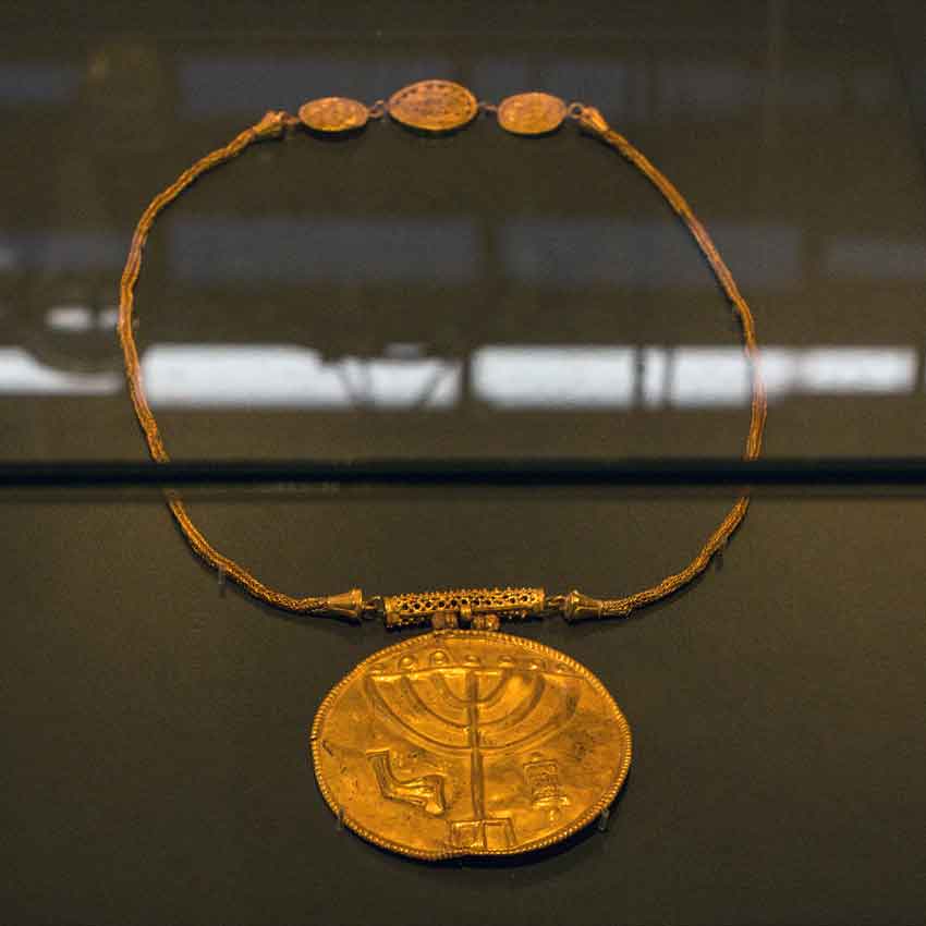 Начало VII века. Золотой медальон с изображением меноры (семисвечника) и шофара (рога), найден в Иерусалиме.