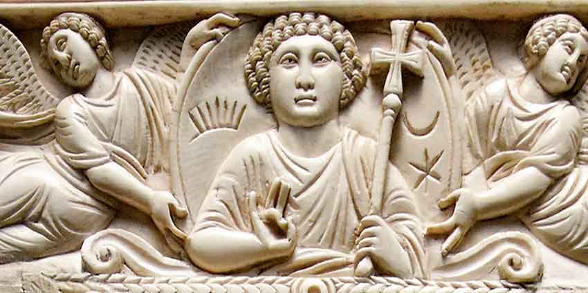 V век. Византия, резьба по кости. Деталь диптиха с изображением императорского триумфа. Христос благословляет басилевса.
